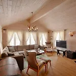 Chalet Family-friendly With Stunning Outdoor Access *